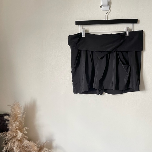 BCBG chic black shorts with pockets - Picture 2 of 8